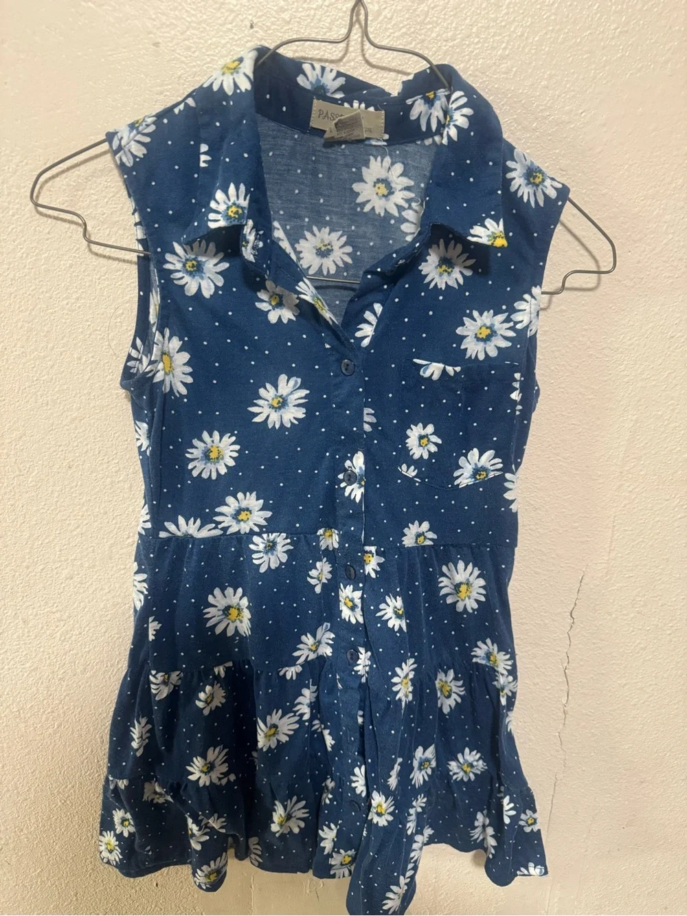 Passport sleeveless button